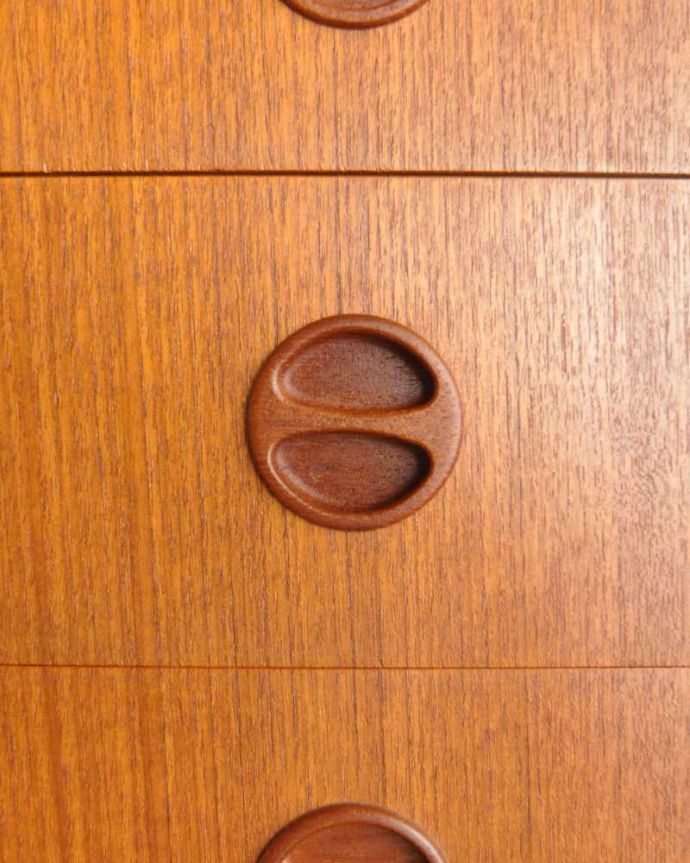 サイドボード　アンティーク家具　お片付けはお任せ！北欧テイストのシンプルなヴィンテージビューロー（デスク）。取っ手もデザインの一部です。(x-1013-f)