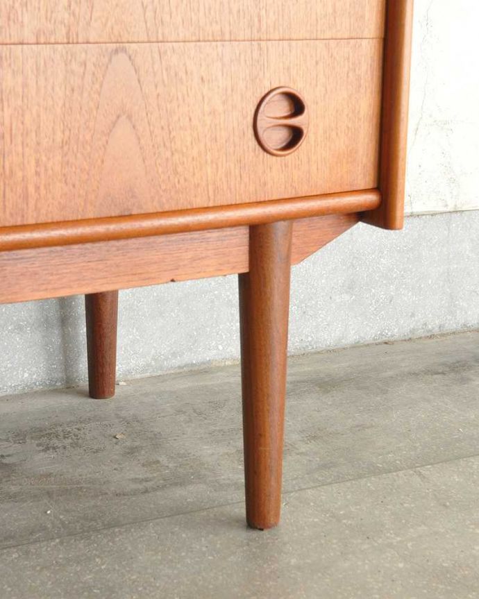 サイドボード　アンティーク家具　お片付けはお任せ！北欧テイストのシンプルなヴィンテージビューロー（デスク）。スッキリとした脚の裏には…運びやすいようHandleのヴィンテージ家具の脚の裏にはフェルトキーパーをお付けしています。(x-1013-f)