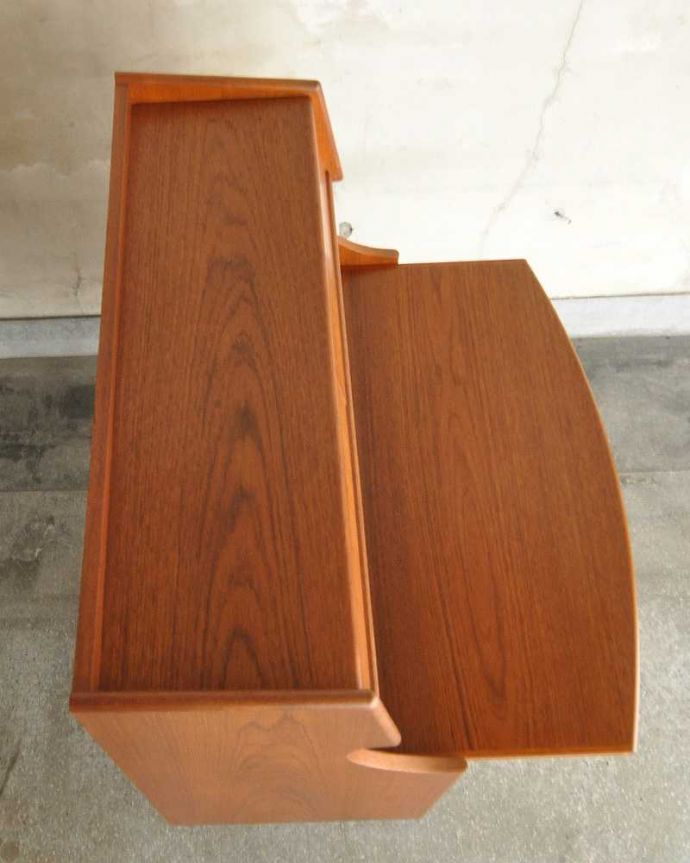 サイドボード　アンティーク家具　お片付けはお任せ！北欧テイストのシンプルなヴィンテージビューロー（デスク）。天板の塗装もキレイに仕上げましたヴィンテージの家具は年代が若いので修復方法も様々。(x-1013-f)