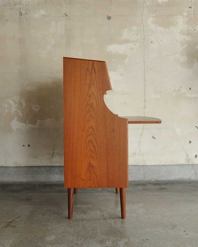 サイドボード　アンティーク家具　お片付けはお任せ！北欧テイストのシンプルなヴィンテージビューロー（デスク）。横から見てもスッキリデザインスッキリとカッコいいヴィンテージ家具は、横から見た姿もスッキリ！風合いだけ残してキレイに修復しました。(x-1013-f)