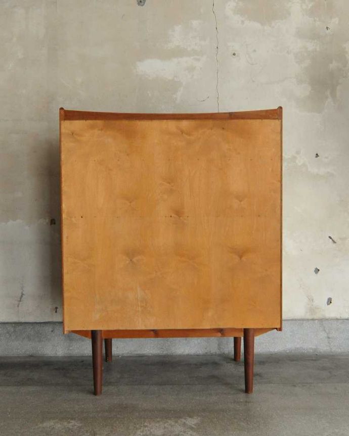 サイドボード　アンティーク家具　お片付けはお任せ！北欧テイストのシンプルなヴィンテージビューロー（デスク）。もちろん後ろ姿もキレイですビンテージは新品ではないので、もちろん経年変化によるキズはありますが、アンティーク専門の職人がしっかり修復したので後ろ姿もキレイです。(x-1013-f)