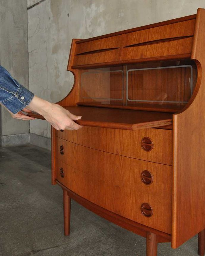 サイドボード　アンティーク家具　お片付けはお任せ！北欧テイストのシンプルなヴィンテージビューロー（デスク）。隠れた仕掛けがあります引っ張り出すだけでデスクになっちゃう優れもの。(x-1013-f)