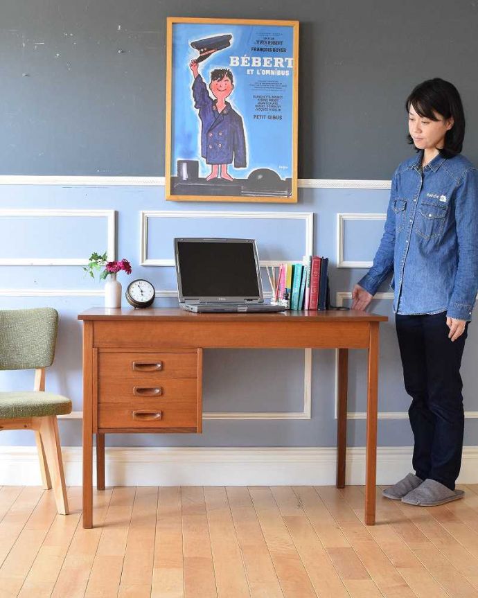 アンティークのデスク・書斎机　アンティーク家具　北欧スタイルののインテリア、スタイリッシュなヴィンテージデスク（机）。スタイリッシュでカッコいいデスクやっぱり北欧スタイルのシンプルなデザインは、スマートな雰囲気。(x-1014-f)