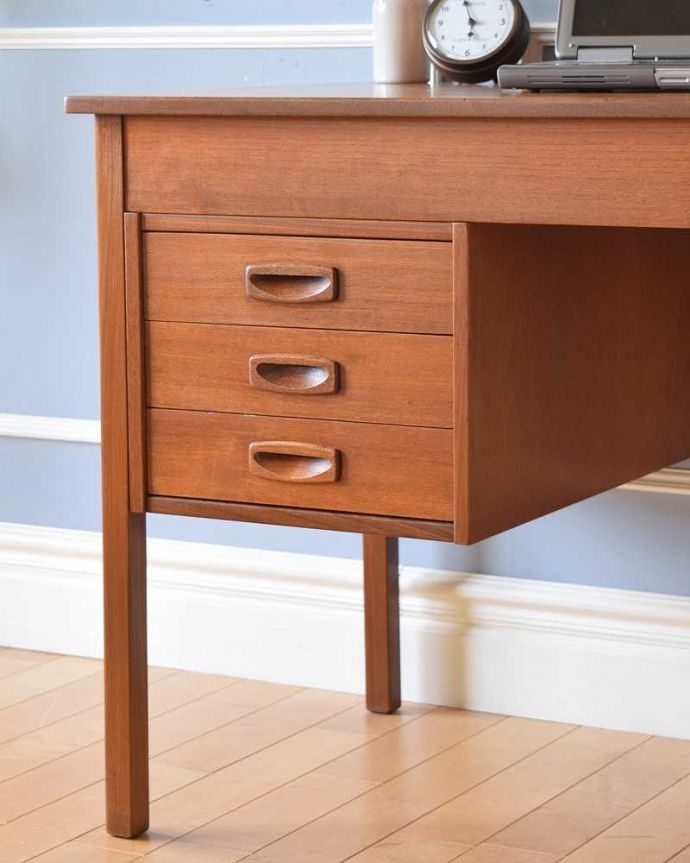 北欧スタイルののインテリア、スタイリッシュなヴィンテージデスク（机