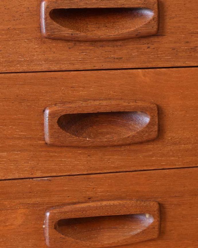 アンティークのデスク・書斎机　アンティーク家具　北欧スタイルののインテリア、スタイリッシュなヴィンテージデスク（机）。こんな場所もクールでカッコいい！取っ手の部分までカッコいい。(x-1014-f)