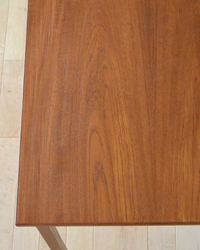 アンティークのデスク・書斎机　アンティーク家具　北欧スタイルののインテリア、スタイリッシュなヴィンテージデスク（机）。天板を近くから見ると･･･デスクは天板を使う家具なので、キレイにお直ししました。(x-1014-f)