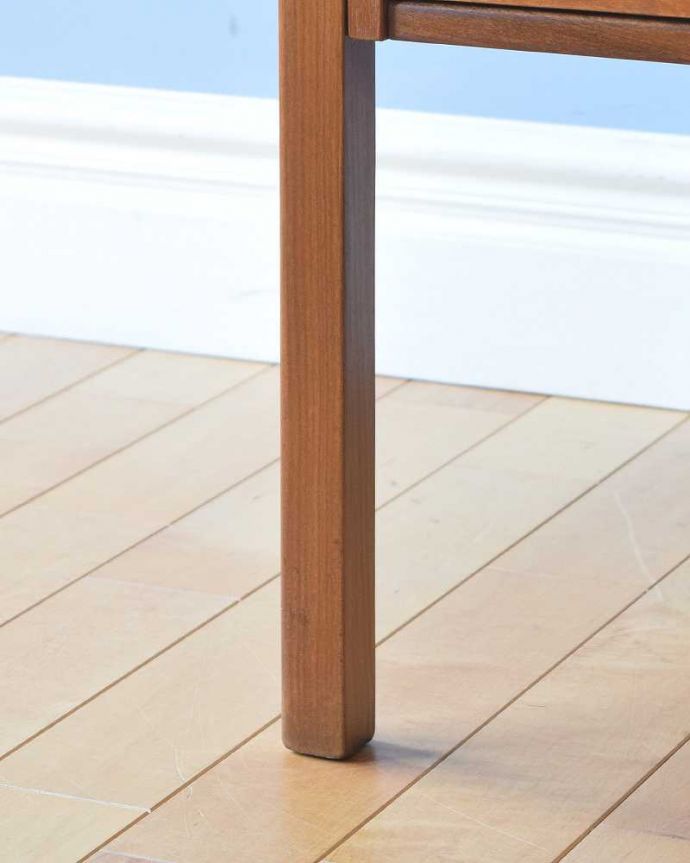 アンティークのデスク・書斎机　アンティーク家具　北欧スタイルののインテリア、スタイリッシュなヴィンテージデスク（机）。女性1人でラクラク運べちゃう仕掛けHandleのアンティークは、脚の裏にフェルトキーパーをお付けしています。(x-1014-f)