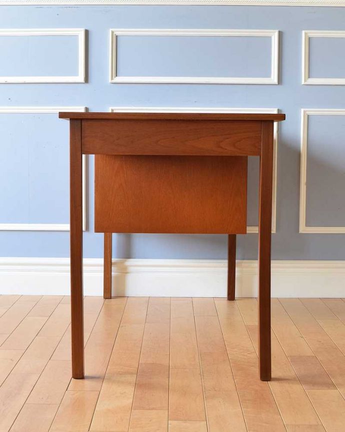 北欧スタイルののインテリア、スタイリッシュなヴィンテージデスク（机