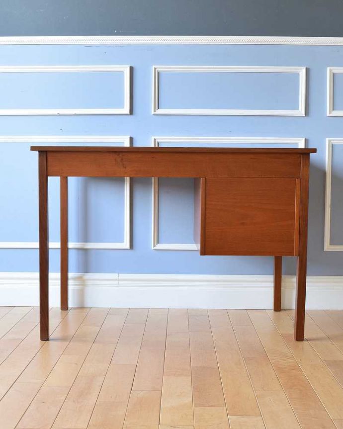 アンティークのデスク・書斎机　アンティーク家具　北欧スタイルののインテリア、スタイリッシュなヴィンテージデスク（机）。後ろ姿もキレイなんです。(x-1014-f)