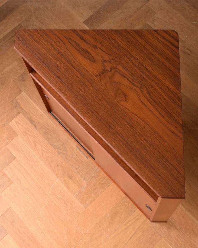 アンティークのキャビネット　アンティーク家具　北欧スタイルでお部屋の角からスッキリと彩るアンティークのコーナーキャビネット。。(x-1015-f)