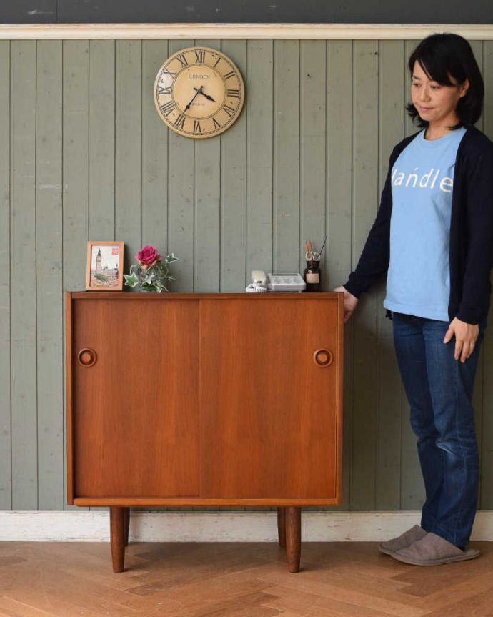 アンティークのキャビネット　アンティーク家具　北欧スタイルのシンプルなヴィンテージ家具、コンパクトサイズのサイドボード。シンプルな中に感じられるあたたかさスッキリとカッコイイ雰囲気が人気の北欧スタイルのキャビネット。(x-1016-f)