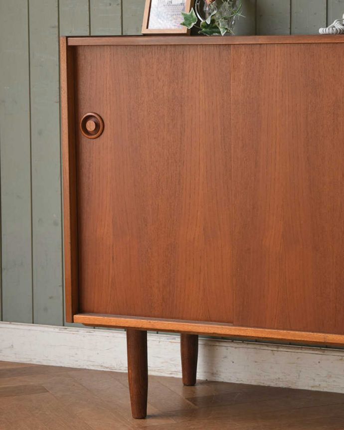 アンティークのキャビネット　アンティーク家具　北欧スタイルのシンプルなヴィンテージ家具、コンパクトサイズのサイドボード。ヴィンテージ家具が醸し出すあたたかさ。(x-1016-f)