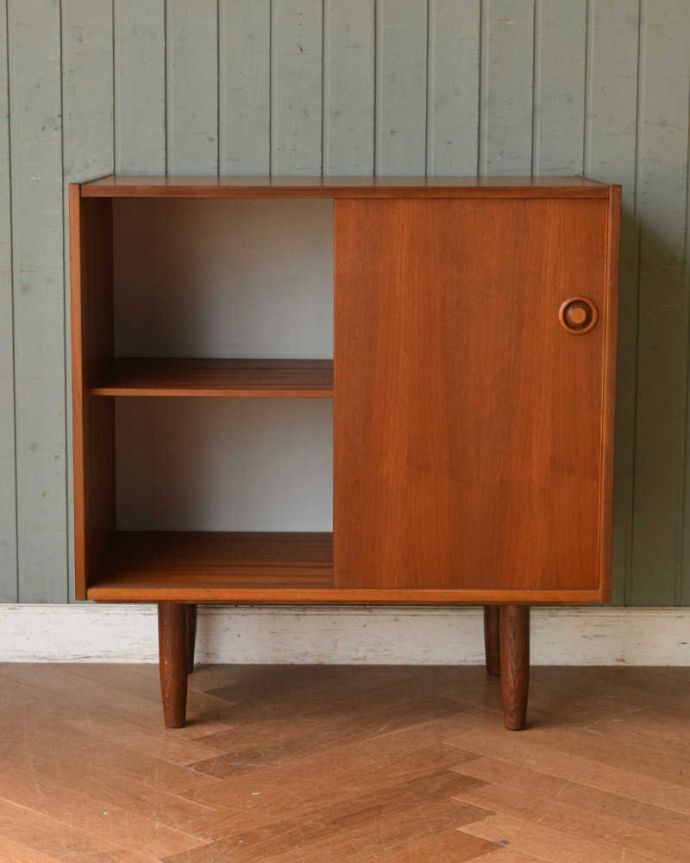 アンティークのキャビネット　アンティーク家具　北欧スタイルのシンプルなヴィンテージ家具、コンパクトサイズのサイドボード。慣れ親しんだ引き戸タイプのたっぷり収納扉は日本人の私たち向けに引き戸。(x-1016-f)