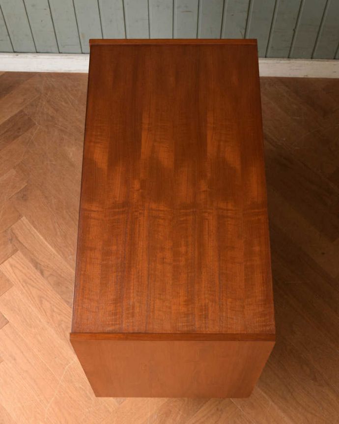 アンティークのキャビネット　アンティーク家具　北欧スタイルのシンプルなヴィンテージ家具、コンパクトサイズのサイドボード。天板の塗装もキレイに仕上げましたヴィンテージの家具は修復方法が様々。(x-1016-f)