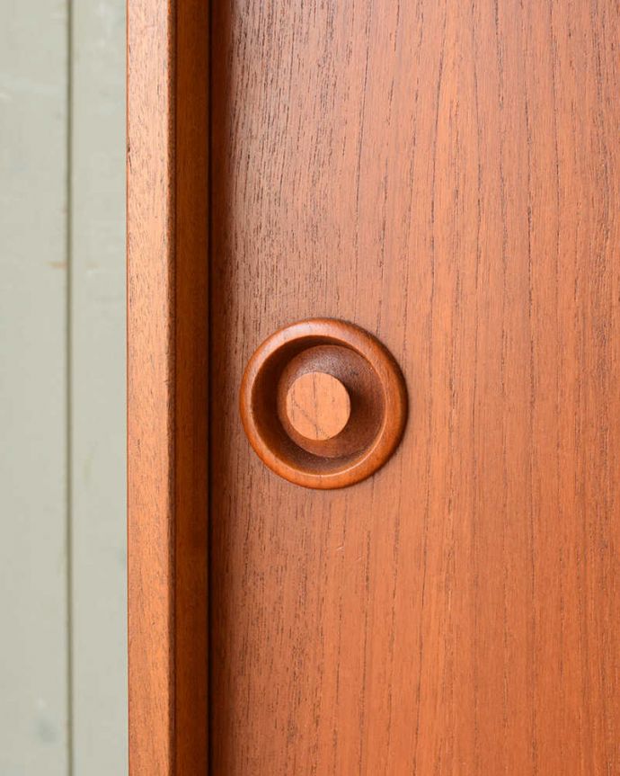 アンティークのキャビネット　アンティーク家具　北欧スタイルのシンプルなヴィンテージ家具、コンパクトサイズのサイドボード。デザインの一部になっていますオシャレな取っ手のデザインは、家具のデザインの一部。(x-1016-f)