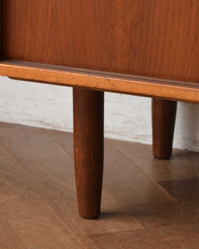 アンティークのキャビネット　アンティーク家具　北欧スタイルのシンプルなヴィンテージ家具、コンパクトサイズのサイドボード。スッキリとした脚の裏には…Handleの家具の脚裏にはフェルトキーパーをお付けしています。(x-1016-f)