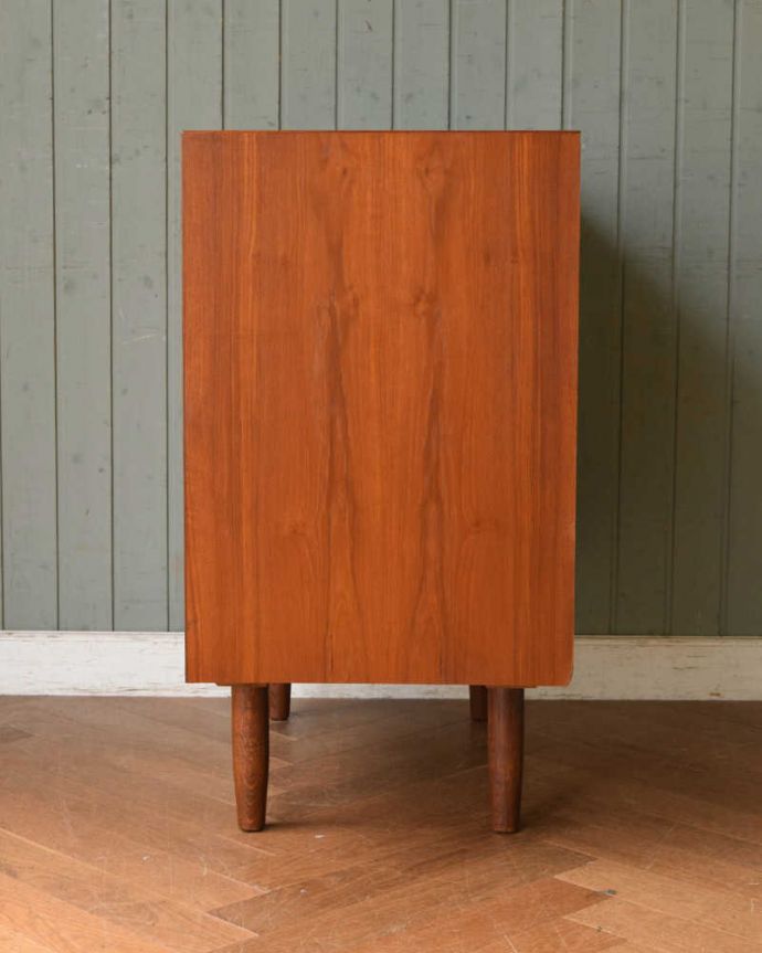 アンティークのキャビネット　アンティーク家具　北欧スタイルのシンプルなヴィンテージ家具、コンパクトサイズのサイドボード。横から見てもスッキリどこから見てもスッキリとしてステキなヴィンテージ家具。(x-1016-f)