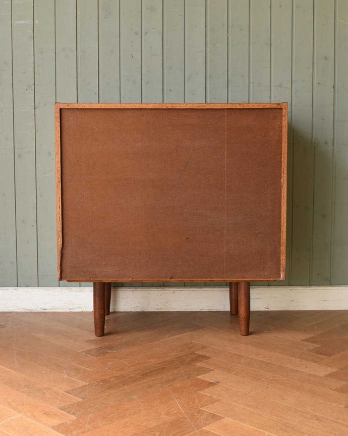 アンティークのキャビネット　アンティーク家具　北欧スタイルのシンプルなヴィンテージ家具、コンパクトサイズのサイドボード。後ろ姿もキレイですビンテージは新品ではないので、もちろん経年変化によるキズはあります。(x-1016-f)