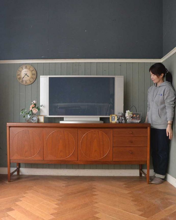 サイドボード アンティーク家具 北欧インテリアのヴィンテージ家具、Nathan(ネイサン)社のキレイなサイドボード。英国アンティーク家具らしい重厚なオトナの美しさ重厚感のあるドッシリとした雰囲気の彫がたっぷり入ったサイドボード、もともとはダイニングでサーブ用に使われていた家具です。(x-1018-f)