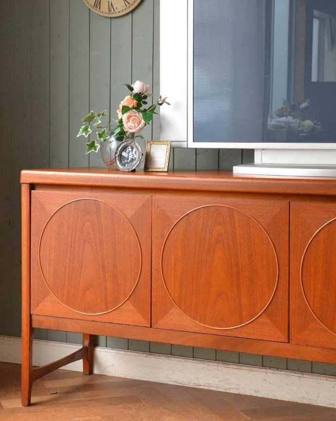 サイドボード アンティーク家具 北欧インテリアのヴィンテージ家具、Nathan(ネイサン)社のキレイなサイドボード。やっぱり魅力は英国らしい彫まだ機械が発達していない時代に、こんなに堅い木材をどうやって加工したんだろう?って不思議になるくらい細かい彫。(x-1018-f)