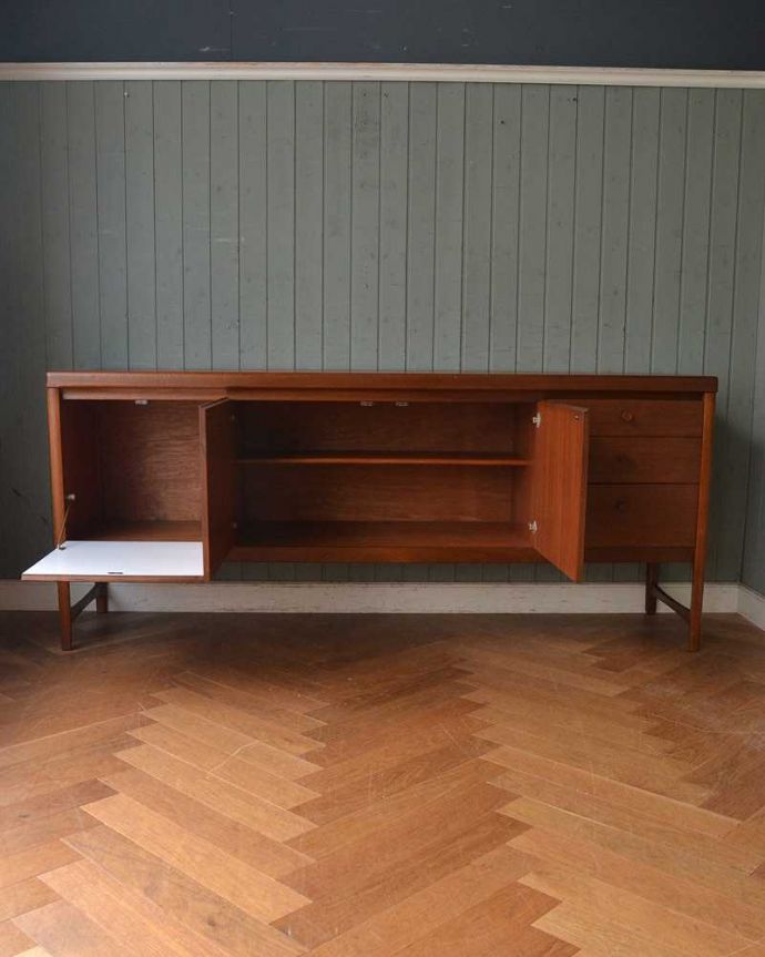 サイドボード アンティーク家具 北欧インテリアのヴィンテージ家具、Nathan(ネイサン)社のキレイなサイドボード。扉の奥にはたっぷりの収納。(x-1018-f)