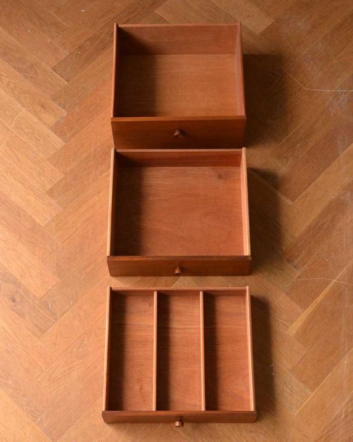 サイドボード アンティーク家具 北欧インテリアのヴィンテージ家具、Nathan(ネイサン)社のキレイなサイドボード。引き出しの中もキレイに修復しましたもともとカトラリーを入れて使っていた引き出し。(x-1018-f)