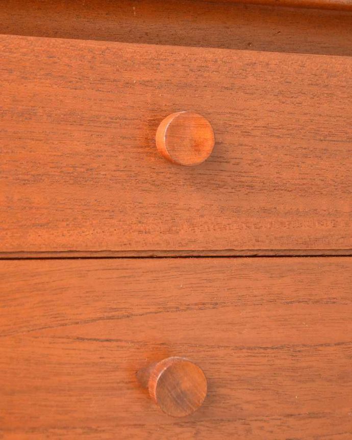 サイドボード アンティーク家具 北欧インテリアのヴィンテージ家具、Nathan(ネイサン)社のキレイなサイドボード。取っ手にまでアンティークらしさ時間の流れが感じられる凝ったデザインの味わい深い取っ手。(x-1018-f)