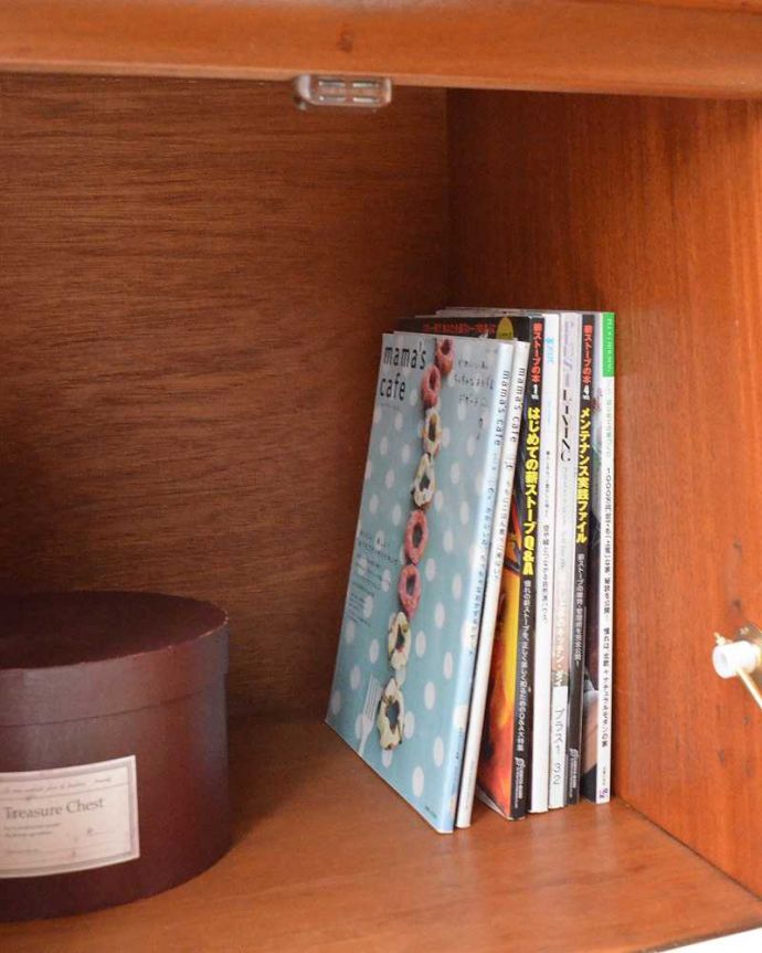 サイドボード アンティーク家具 北欧インテリアのヴィンテージ家具、Nathan(ネイサン)社のキレイなサイドボード。扉の中は収納たっぷりA4サイズの雑誌までしっかり収納出来ちゃう大きさ。(x-1018-f)