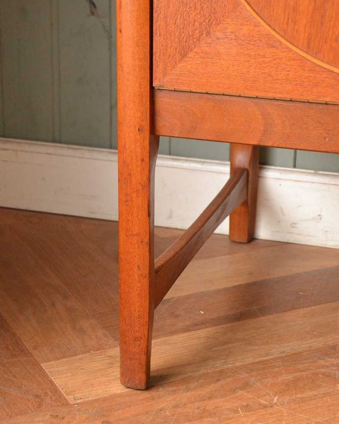 サイドボード アンティーク家具 北欧インテリアのヴィンテージ家具、Nathan(ネイサン)社のキレイなサイドボード。女性1人でラクラク運べちゃう仕掛けHandleのアンティークは、脚の裏にフェルトキーパーをお付けしています。(x-1018-f)