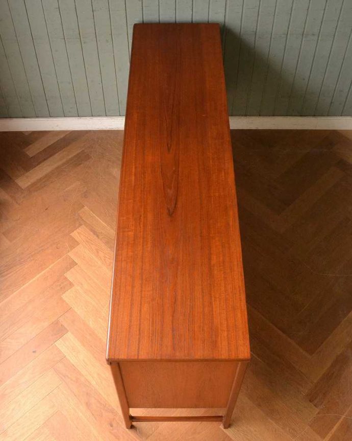 サイドボード アンティーク家具 北欧インテリアのヴィンテージ家具、Nathan(ネイサン)社のキレイなサイドボード。上から見てるとこんな感じです。(x-1018-f)