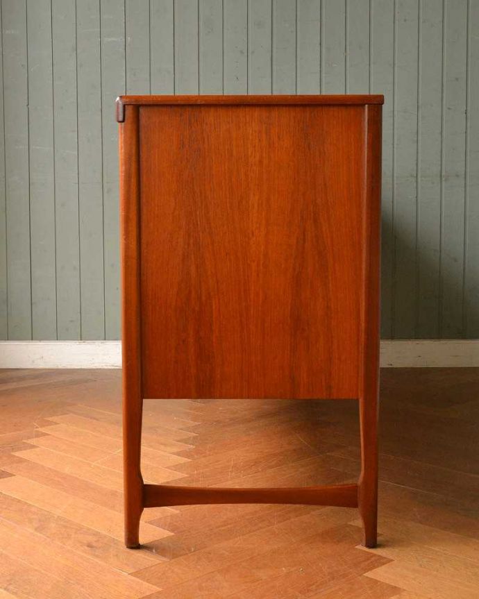 サイドボード アンティーク家具 北欧インテリアのヴィンテージ家具、Nathan(ネイサン)社のキレイなサイドボード。もちろん横から見てもステキ横顔にだって妥協しません。(x-1018-f)