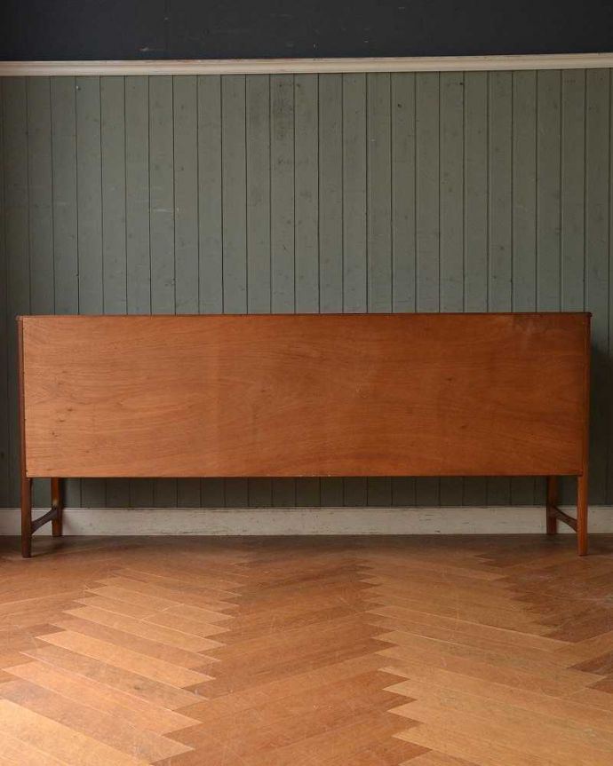 サイドボード アンティーク家具 北欧インテリアのヴィンテージ家具、Nathan(ネイサン)社のキレイなサイドボード。さらに後ろ姿もチェックアンティークは新品ではないので、もちろん経年変化によるキズはありますが、専門の職人がキレイに修復しました。(x-1018-f)