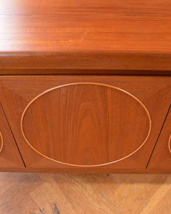 サイドボード アンティーク家具 北欧インテリアのヴィンテージ家具、Nathan(ネイサン)社のキレイなサイドボード。惚れ惚れするような美しさとっても堅い無垢材に一体どうやって彫っていったんでしょう?アンティークらしく細かい彫りを眺めているだけでうっとりしてしまいます。(x-1018-f)