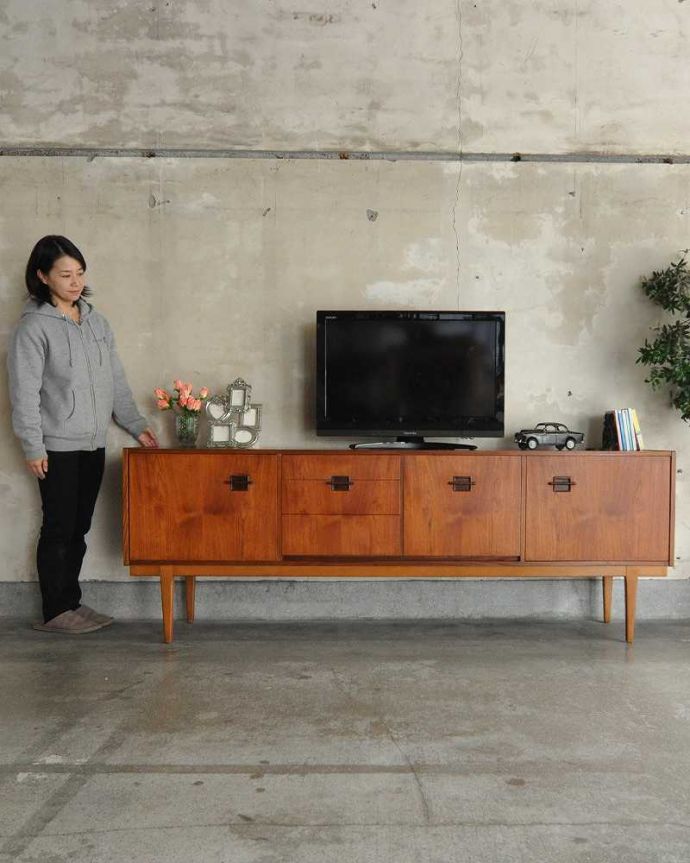 サイドボード　アンティーク家具　収納たっぷりのヴィンテージ家具、北欧系インテリアにピッタリなネイサンのサイドボード。人気のヒミツは北欧スタイルのデザインやっぱりスッキリとカッコイイ北欧デザインが人気のサイドボード。(x-1019-f)