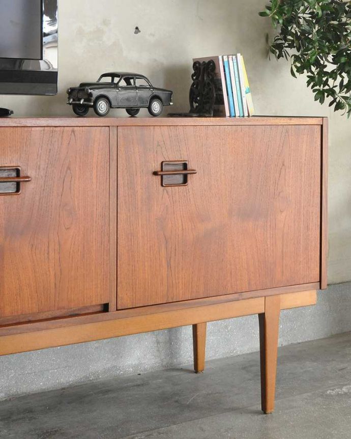 サイドボード　アンティーク家具　収納たっぷりのヴィンテージ家具、北欧系インテリアにピッタリなネイサンのサイドボード。ヴィンテージ家具らしいあたたかさ。(x-1019-f)