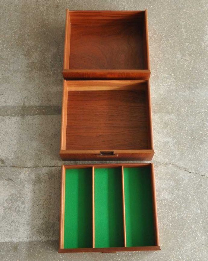 サイドボード　アンティーク家具　収納たっぷりのヴィンテージ家具、北欧系インテリアにピッタリなネイサンのサイドボード。キレイにお直ししました引き出しの中も修復の際、専門の職人がキレイにしました。(x-1019-f)