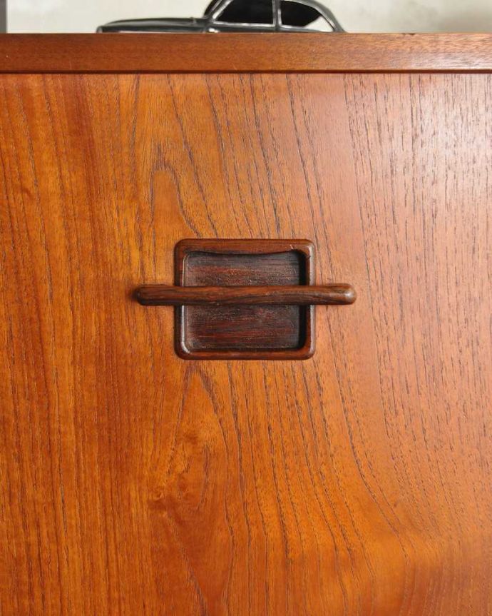 サイドボード　アンティーク家具　収納たっぷりのヴィンテージ家具、北欧系インテリアにピッタリなネイサンのサイドボード。扉の木目があたたかさを演出クールなデザインなのに、なんだかほっとするあたたかさ。(x-1019-f)