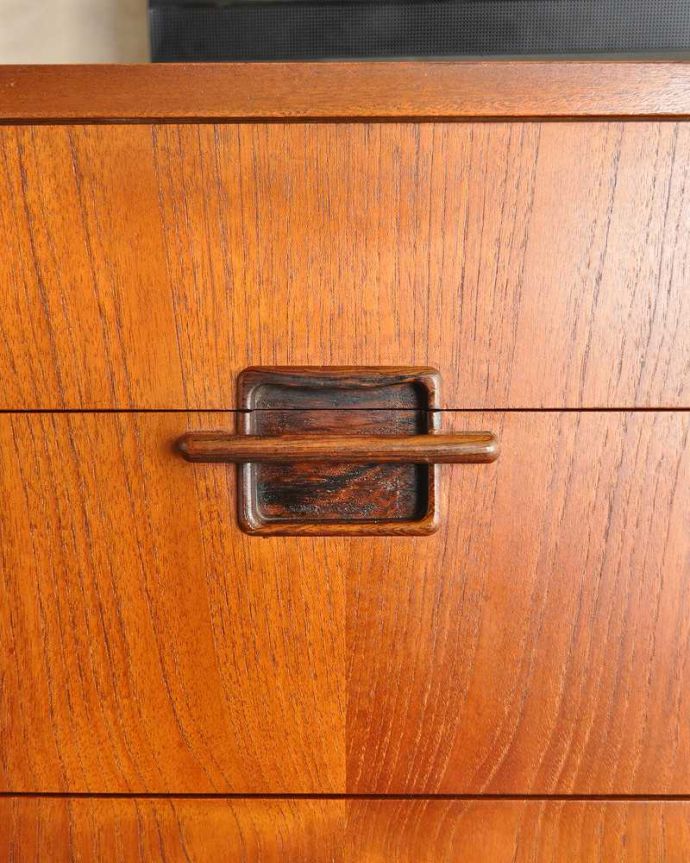 サイドボード　アンティーク家具　収納たっぷりのヴィンテージ家具、北欧系インテリアにピッタリなネイサンのサイドボード。デザインの一部になっている取っ手取っ手のデザインもシンプルかつ機能的に。(x-1019-f)