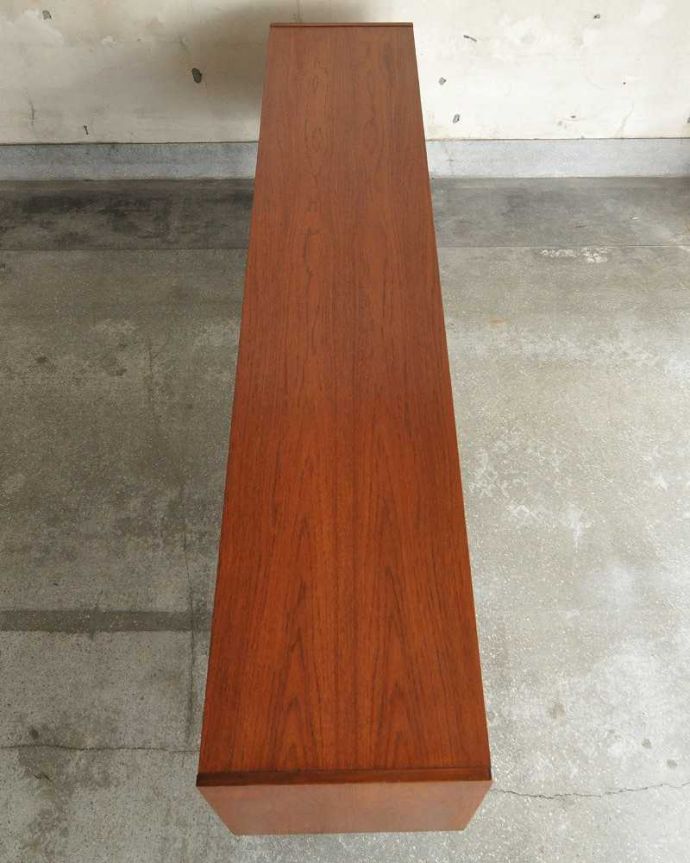 サイドボード　アンティーク家具　収納たっぷりのヴィンテージ家具、北欧系インテリアにピッタリなネイサンのサイドボード。天板の塗装もキレイに仕上げましたヴィンテージの家具は修復方法が様々。(x-1019-f)