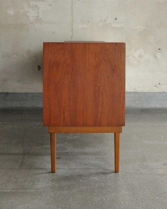 サイドボード　アンティーク家具　収納たっぷりのヴィンテージ家具、北欧系インテリアにピッタリなネイサンのサイドボード。横から見てもスッキリどこから見てもスッキリとしてステキなヴィンテージ。(x-1019-f)