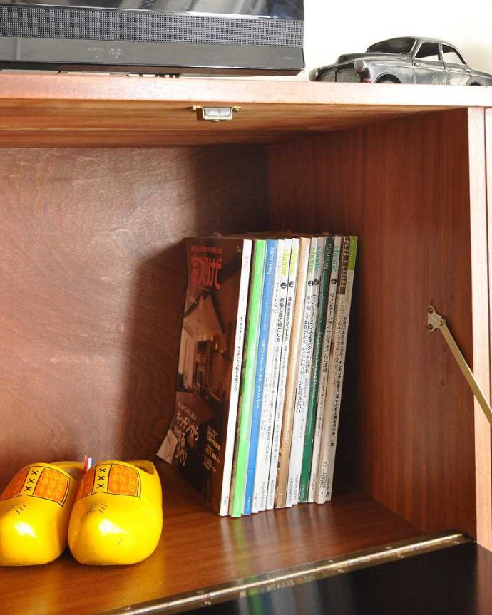 サイドボード　アンティーク家具　収納たっぷりのヴィンテージ家具、北欧系インテリアにピッタリなネイサンのサイドボード。扉の中は収納たっぷりA4サイズの雑誌までしっかり収納出来ちゃう大きさ。(x-1019-f)