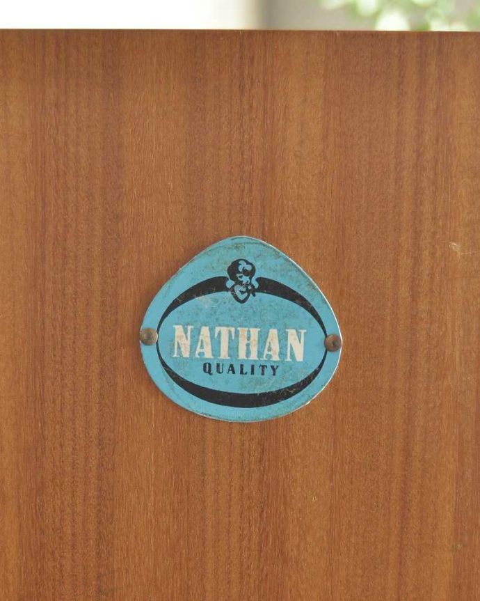 サイドボード　アンティーク家具　収納たっぷりのヴィンテージ家具、北欧系インテリアにピッタリなネイサンのサイドボード。タグが残っていました。(x-1019-f)