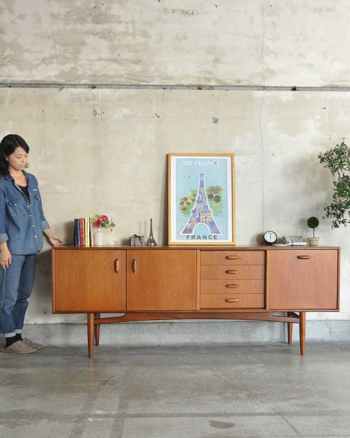 G-PLAN(Gプラン)　アンティーク家具　テレビボードにおススメの北欧スタイルのヴィンテージ家具、G-PLANのサイドボード。人気のヒミツは北欧スタイルのデザインやっぱりスッキリとカッコイイ北欧デザインが人気のサイドボード。(x-1020-f)