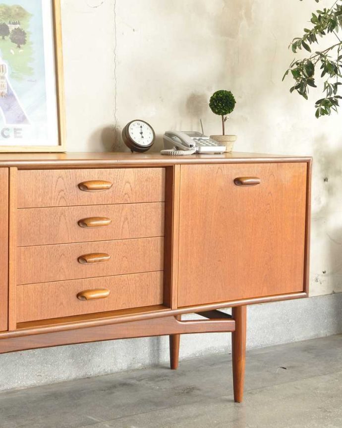 G-PLAN(Gプラン)　アンティーク家具　テレビボードにおススメの北欧スタイルのヴィンテージ家具、G-PLANのサイドボード。ヴィンテージ家具らしいあたたかさ。(x-1020-f)