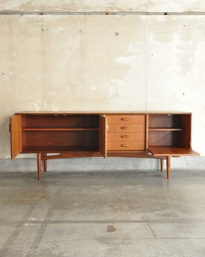 G-PLAN(Gプラン)　アンティーク家具　テレビボードにおススメの北欧スタイルのヴィンテージ家具、G-PLANのサイドボード。扉の奥はたっぷり収納扉を開けると、中にはたっぷりの収納。(x-1020-f)