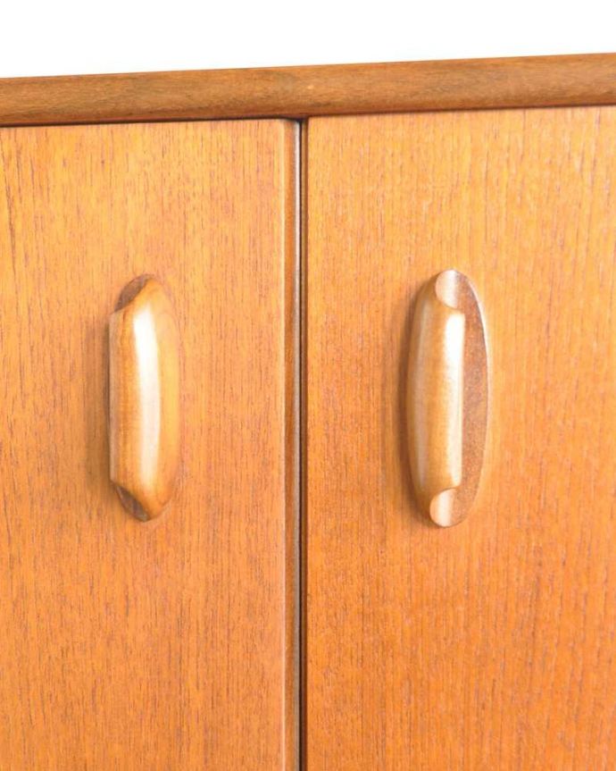 G-PLAN(Gプラン)　アンティーク家具　テレビボードにおススメの北欧スタイルのヴィンテージ家具、G-PLANのサイドボード。扉の木目があたたかさを演出クールなデザインなのに、なんだかほっとするあたたかさ。(x-1020-f)