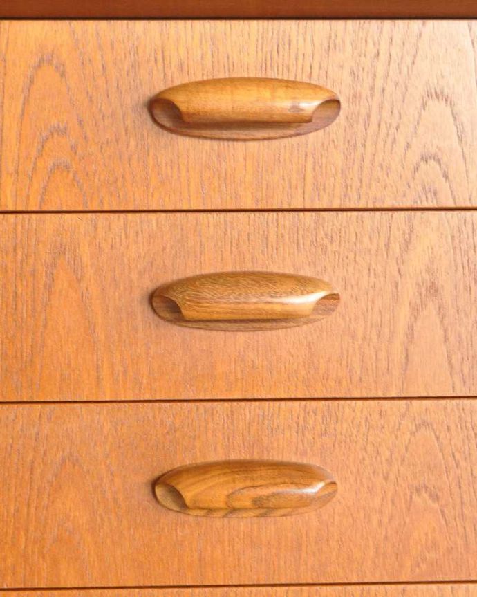 G-PLAN(Gプラン)　アンティーク家具　テレビボードにおススメの北欧スタイルのヴィンテージ家具、G-PLANのサイドボード。デザインの一部になっている取っ手取っ手のデザインもシンプルかつ機能的に。(x-1020-f)