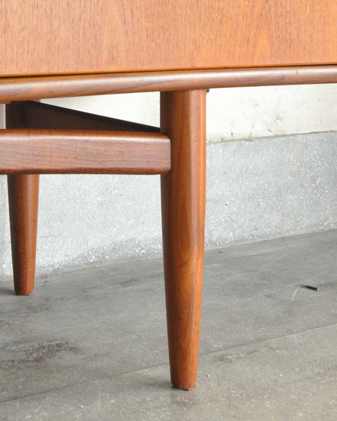 G-PLAN(Gプラン)　アンティーク家具　テレビボードにおススメの北欧スタイルのヴィンテージ家具、G-PLANのサイドボード。スッキリとした脚の裏には…Handleの家具の脚裏にはフェルトキーパーをお付けしています。(x-1020-f)