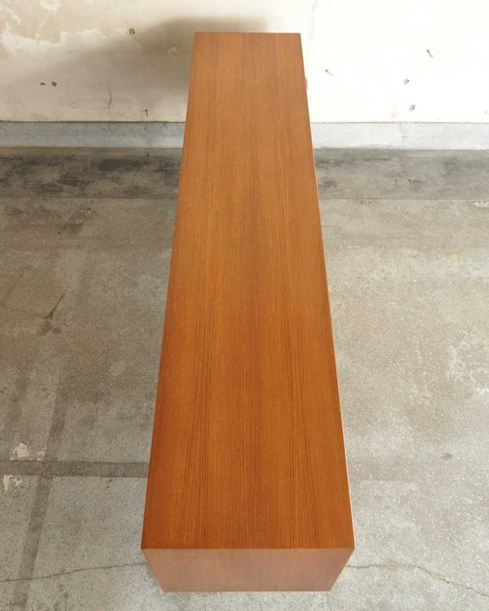 G-PLAN(Gプラン)　アンティーク家具　テレビボードにおススメの北欧スタイルのヴィンテージ家具、G-PLANのサイドボード。天板の塗装もキレイに仕上げましたヴィンテージの家具は修復方法が様々。(x-1020-f)