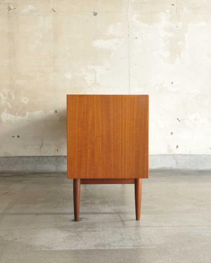 G-PLAN(Gプラン)　アンティーク家具　テレビボードにおススメの北欧スタイルのヴィンテージ家具、G-PLANのサイドボード。横から見てもスッキリどこから見てもスッキリとしてステキなヴィンテージ。(x-1020-f)